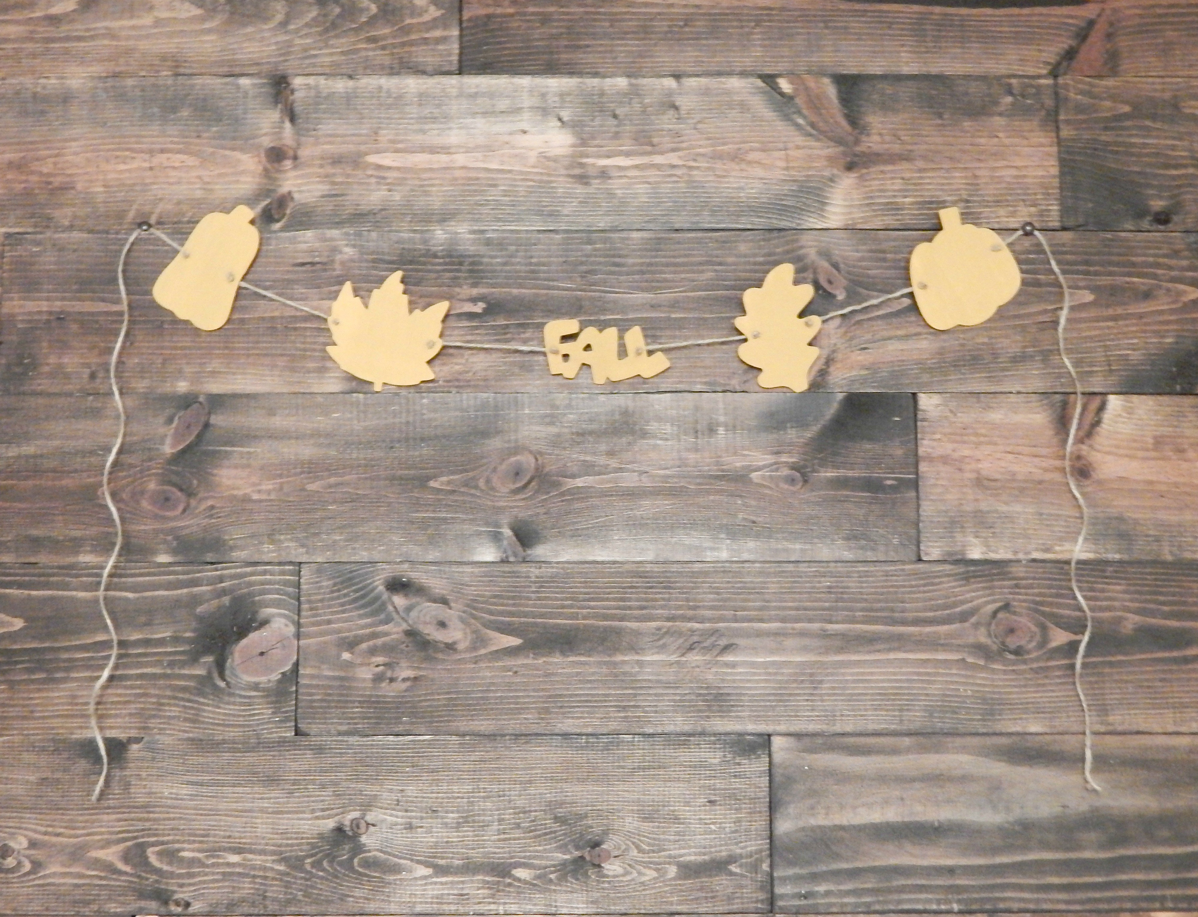 Celebrate Fall with this easy Fall Banner. This project is perfect for a last minute project that says you are not ready to let Fall fade into Winter.